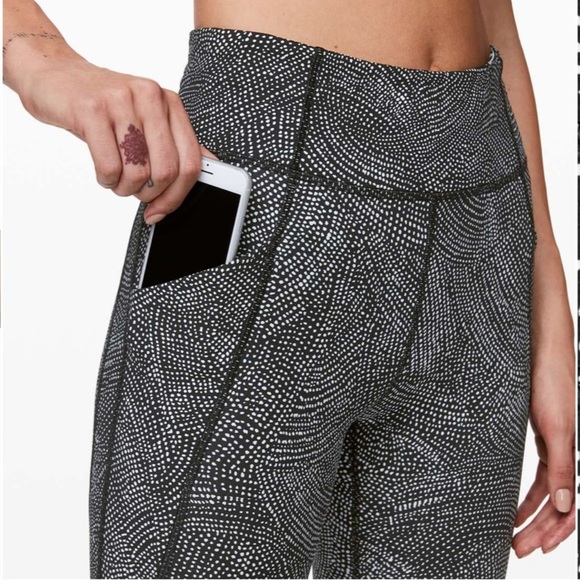 LULULEMON Time to Sweat Print Crop Leggings in Alpine B&W Print - Picture 5 of 11